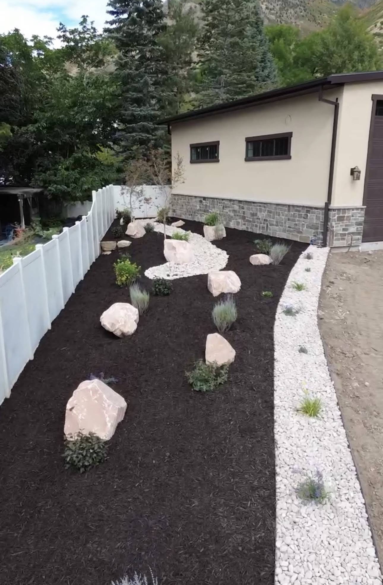 Drought-tolerant rock & boulder install